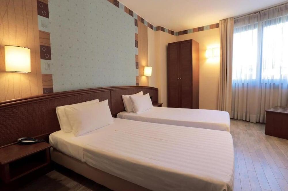 Welcome Hotel Леняно Екстериор снимка