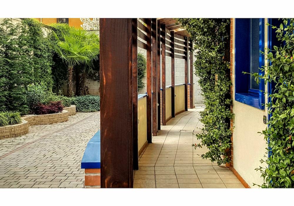 Welcome Hotel Леняно Екстериор снимка