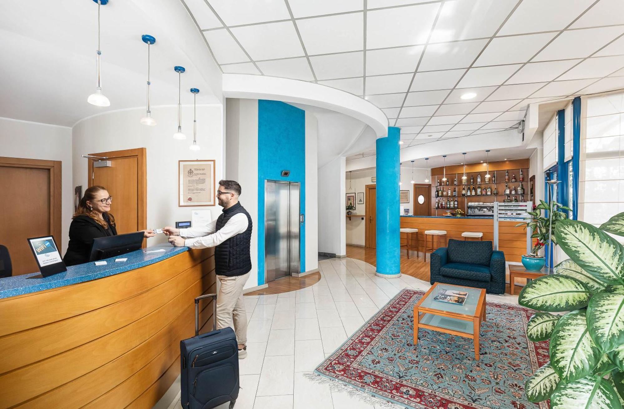 Welcome Hotel Леняно Екстериор снимка
