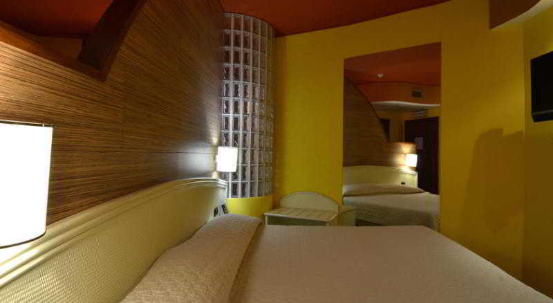Welcome Hotel Леняно Екстериор снимка